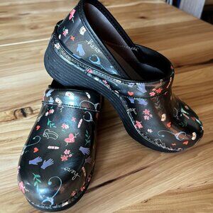 DANSKO PATENT LEATHER CLOG